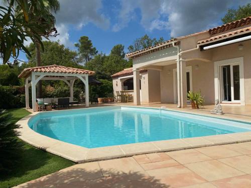 une piscine devant une maison dans l'établissement Magnifique villa avec piscine en Provence Verte, à La Roquebrussanne
