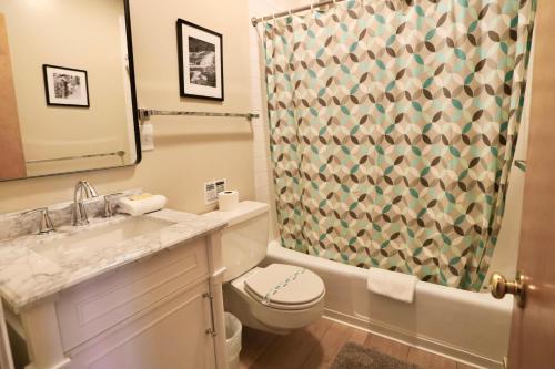 Un baño con inodoro y cortina de ducha. en Beechwood 3, Lincoln, en Lincoln