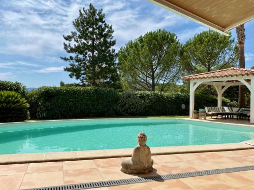 - une piscine dans une cour avec un kiosque dans l'établissement Magnifique villa avec piscine en Provence Verte, à La Roquebrussanne