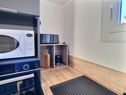 Il comprend une petite cuisine équipée d'un four micro-ondes et du parquet. dans l'établissement Maison Luxembourgeoise à Vias, à Vias