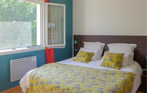 Ένα ή περισσότερα κρεβάτια σε δωμάτιο στο Nice Home In Monclar De Quercy