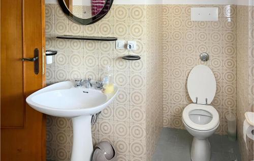 a bathroom with a sink and a toilet at Stunning Apartment In Penne With Wifi in Penne