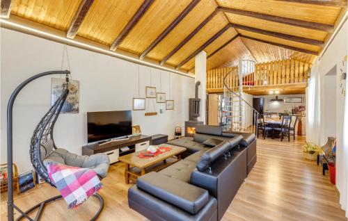 Televisyen dan/atau pusat hiburan di Gorgeous Home In Bater