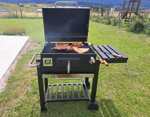 Kemudahan BBQ tersedia untuk tetamu di chalet