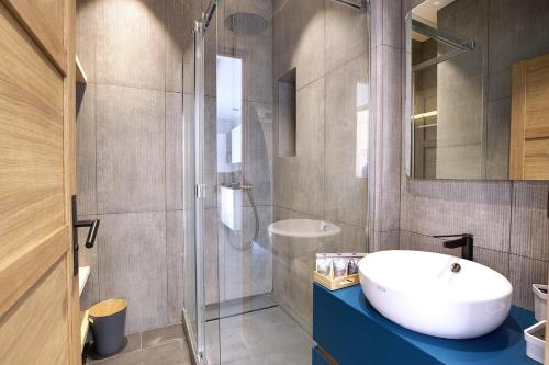 ein Badezimmer mit einem weißen Waschbecken und einer Dusche in der Unterkunft New Ski Apt in Three Valleys - L'Écrin in Brides-les-Bains