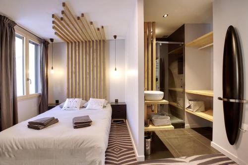 ein Hotelzimmer mit einem Bett und einem Badezimmer in der Unterkunft New Ski Apt in Three Valleys - L'Écrin in Brides-les-Bains