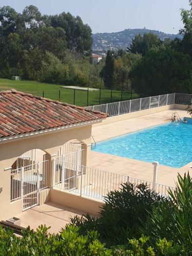 une grande piscine à côté d'un immeuble dans l'établissement Appartement duplex 6 personnes Cannes Grand Parc, à Cannes