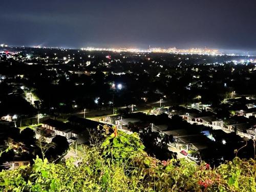 Nespecifikovaný výhled na destinaci Kingston nebo výhled na město při pohledu z apartmánu