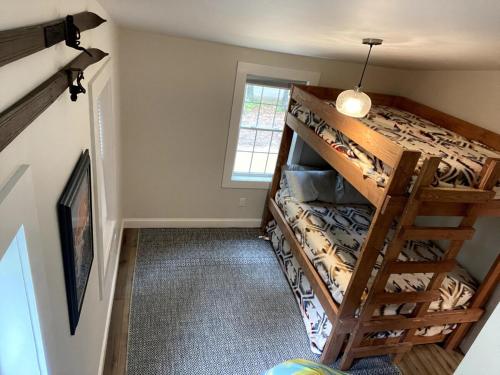 una habitación con una litera y una ventana en Cabin in the Woods, en Hillsborough