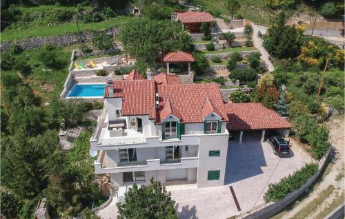 Bazén v ubytování Four-Bedroom Holiday Home In Klis nebo v jeho okolí