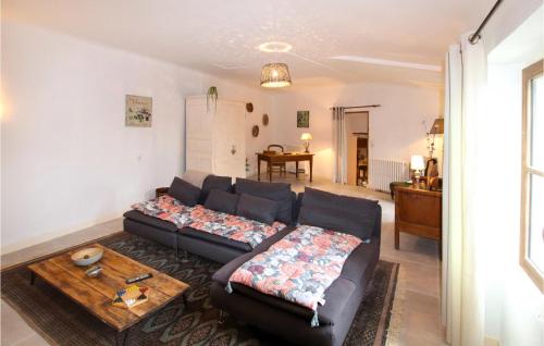 un salon avec un canapé et une table dans l'établissement Beautiful Home In Salles Sous Bois, à Salles-sous-Bois