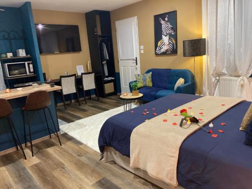 une chambre avec un lit et un salon dans l'établissement La Suite Secrète, à Rodez