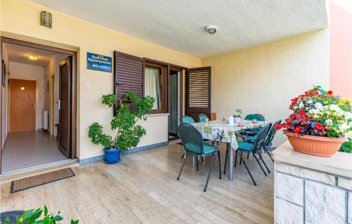 patio ze stołem, krzesłami i kwiatami w obiekcie 3 Bedroom Stunning Apartment In Rovinj w Rovinj