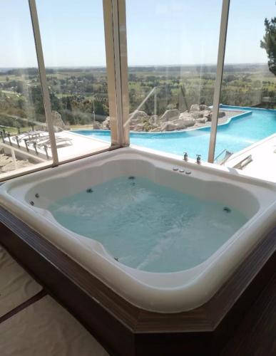 La alberca dentro o cerca de Elegance Hotel Tandil