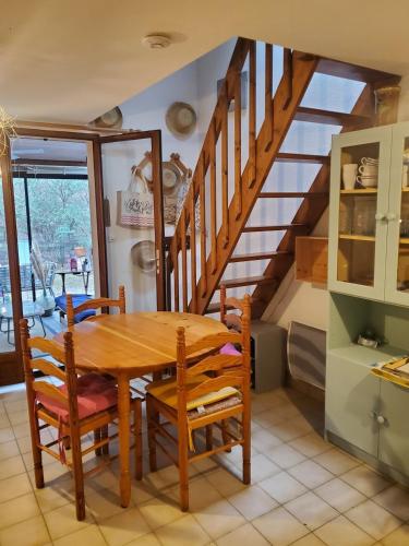 une salle à manger avec une table et des chaises en bois dans l'établissement Maison carcans maubuisson lac et océan, à Carcans