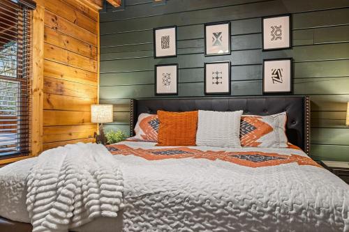 Fotografie z fotogalerie ubytování NewListing 1mile Parkway, GameRoom, HotTub, BBQ, Sleeps 14, 5 Bedroom with attached Bath, PET Friendly v destinaci Pigeon Forge