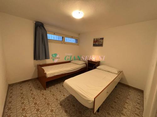 En eller flere senge i et værelse på Nedo