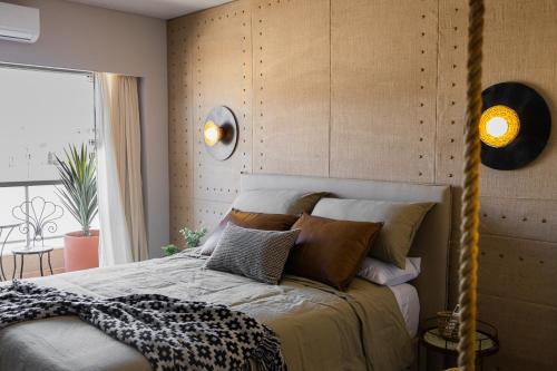 Giường trong phòng chung tại FreeDom Paseo de la Cisterna UF30