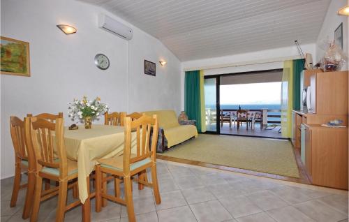 jadalnia i salon ze stołem i krzesłami w obiekcie Apartment Crnja Luka Cr w mieście Blato