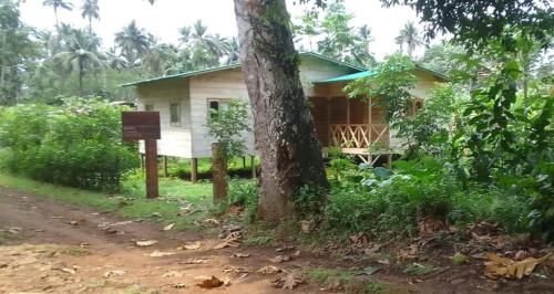 a house on the side of a dirt road at Big Mama's Little House Casa da Mãe Grande in Porto Alegre