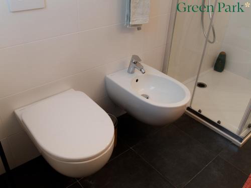 a bathroom with a white toilet and a sink at Green Park Rooms in San Donato Milanese