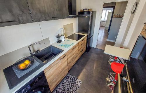une cuisine avec un évier et un réfrigérateur dans l'établissement Cozy Apartment In Royan With Wifi, à Royan