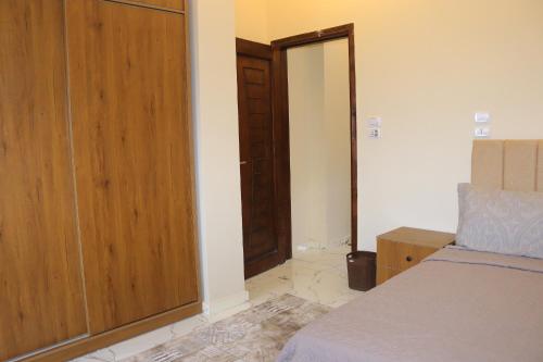 Ένα ή περισσότερα κρεβάτια σε δωμάτιο στο Hossam Apartment Marina Area Hurghada