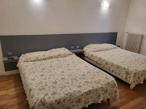 two beds in a small room with at le pressoir in Boissise-le-Roi