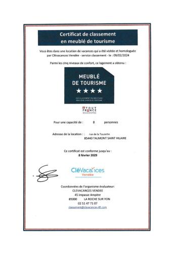 un certificat de succès sur un livre blanc dans l'établissement 