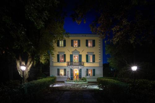 a large white house at night with lights at Villa Ines charme near Lucca in Altopascio
