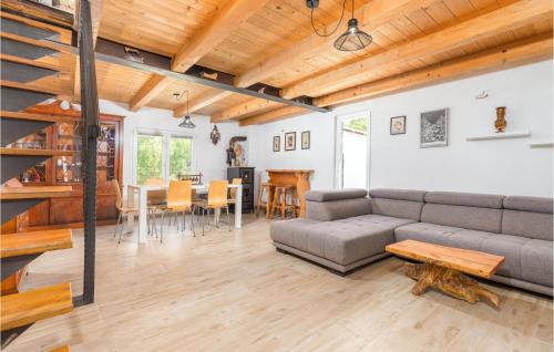 Χώρος καθιστικού στο Beautiful Home In Krnicari With Wifi