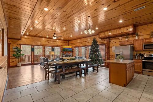 Fotografie z fotogalerie ubytování NewListing! Mtn View, Pvt Heated Pool, Theater, GameRoom, BBQ, Hot Tub, 6 bedroom with attached Bath, Sleeps-12 v destinaci Sevierville