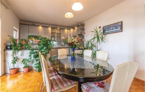 Kuchyňa alebo kuchynka v ubytovaní Three-Bedroom Apartment In Plano