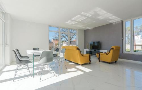Posezení v ubytování Three-Bedroom Holiday Home In Kozino