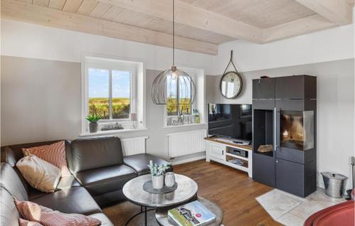 Μια τηλεόραση ή/και κέντρο ψυχαγωγίας στο Awesome Home In Dagebüll With Wifi