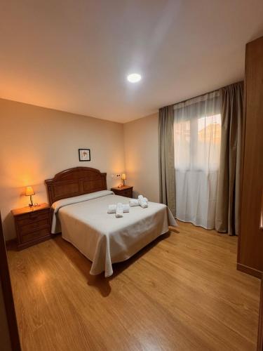 Ένα ή περισσότερα κρεβάτια σε δωμάτιο στο Hostal Merindades