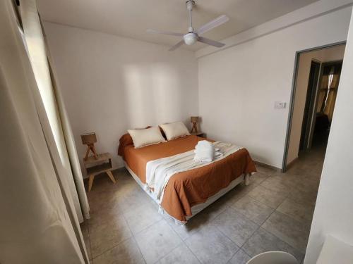 a bedroom with a bed and a ceiling fan at Departamento con cochera cerca del centro en Mendoza in Mendoza