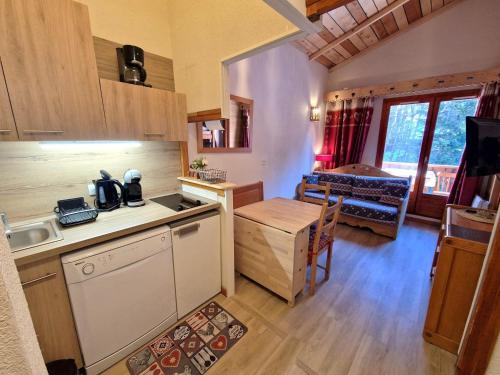 Photo de la galerie de l'établissement Charmant 2 Pièces pour 4 Personnes avec Balcon en Plein Coeur de Modane, 25m² - FR-1-265-205, à Valfréjus