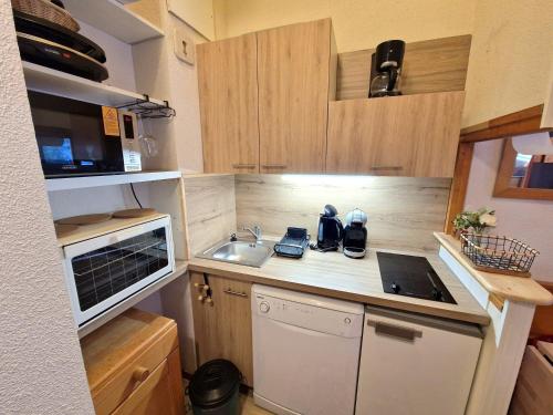 Photo de la galerie de l'établissement Charmant 2 Pièces pour 4 Personnes avec Balcon en Plein Coeur de Modane, 25m² - FR-1-265-205, à Valfréjus