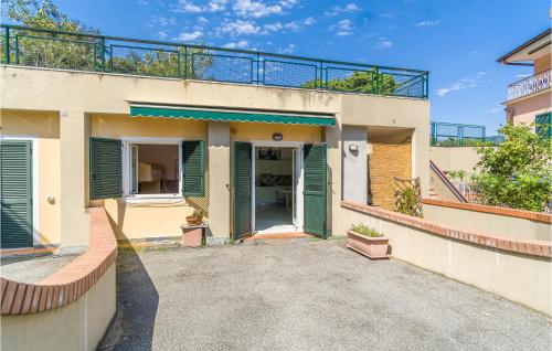 a building with green doors and a balcony at 1 Bedroom Stunning Home In Rapallo in Rapallo