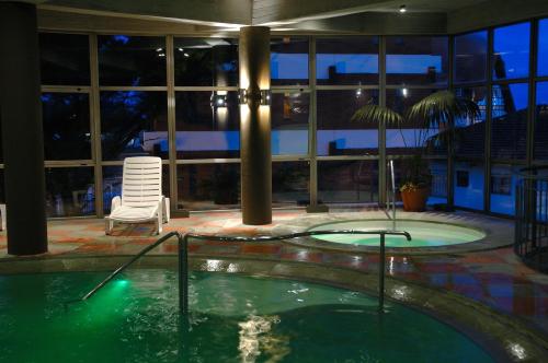 una piscina en silla en un edificio de la Hostería Tequendama Classic & Resort en Villa Gesell
