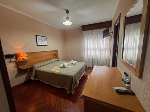 Ένα ή περισσότερα κρεβάτια σε δωμάτιο στο Hostal Merindades
