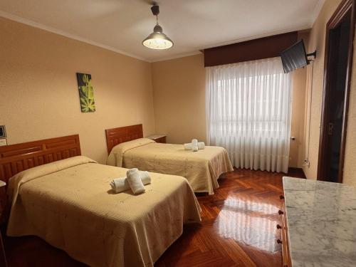 Ένα ή περισσότερα κρεβάτια σε δωμάτιο στο Hostal Merindades
