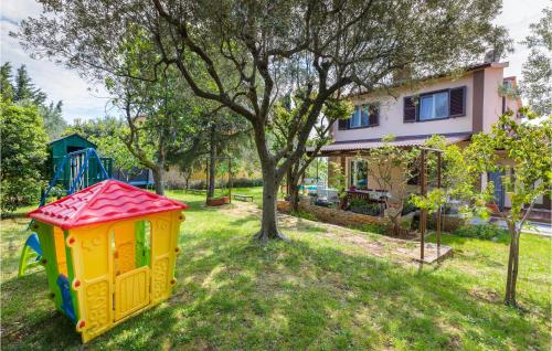 Vonkajšia záhrada v ubytovaní 4 Bedroom Cozy Home In Fazana