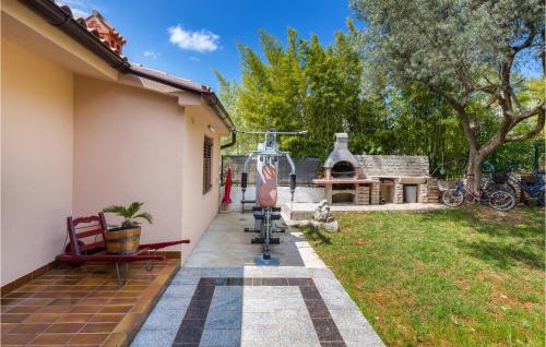 Vonkajšia záhrada v ubytovaní 4 Bedroom Cozy Home In Fazana