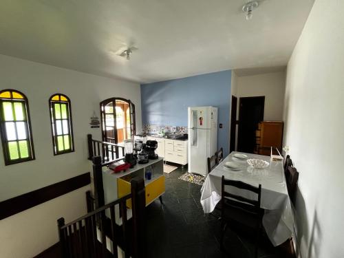 Η κουζίνα ή μικρή κουζίνα στο Casa pé na areia com vista deslumbrante