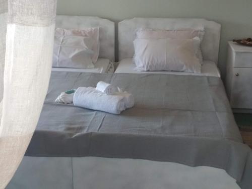 ネイポリにあるBeautiful Apartment in front of the sea with a mountain viewのツインベッド1台(タオル付)