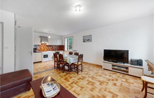 Il comprend un salon avec une table à manger et une cuisine. dans l'établissement Nice Apartment In St-Georges-De-Didonne, à Saint-Georges-de-Didonne