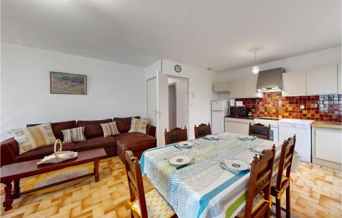 un salon avec une table et un canapé dans l'établissement Nice Apartment In St-Georges-De-Didonne, à Saint-Georges-de-Didonne
