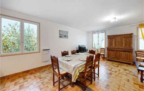 d'une salle à manger avec une table et quelques fenêtres. dans l'établissement Nice Apartment In St-Georges-De-Didonne, à Saint-Georges-de-Didonne